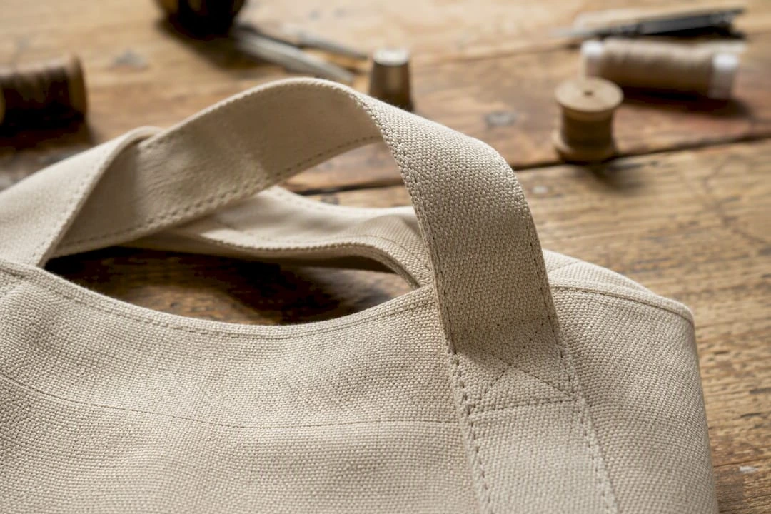 Heavy tote bag handle and fabric texture