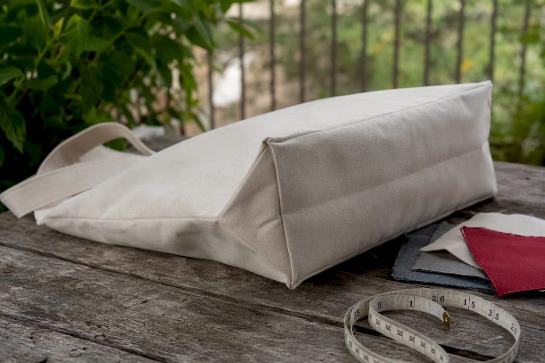 Tote bag showing gusset fabric panels